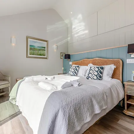 Long Commons * Saint Mawes